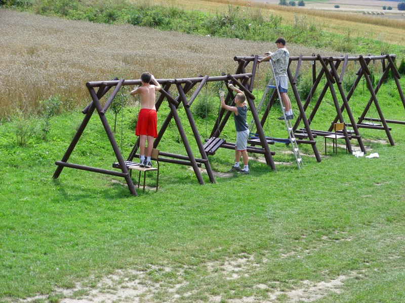 Gimnazjalisci wymieniaja zawieszenia hustawek.JPG